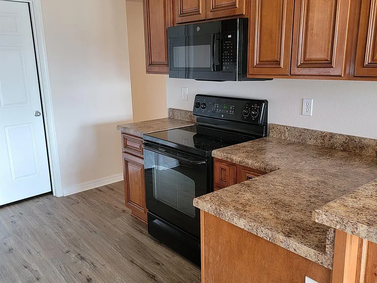 1701 Woodbridge Cir E — Photo 4