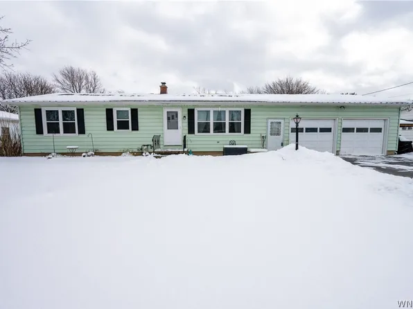 6148 Reger Dr, Lockport, NY 14094