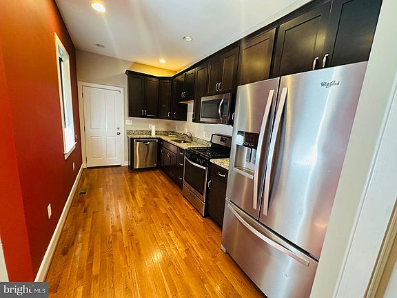 4th image of 429 E Lanvale St