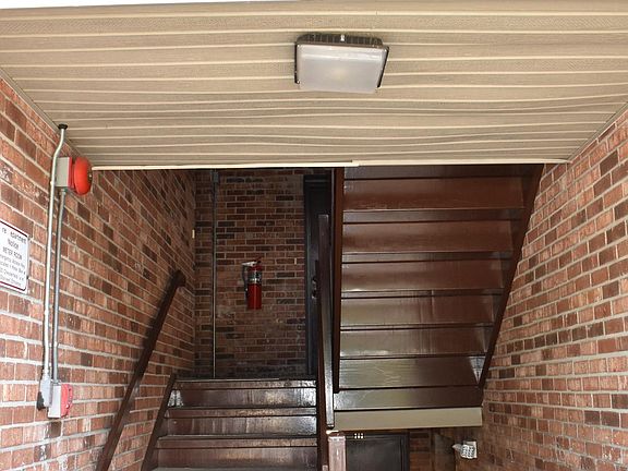 3rd image of 200 Buckingham Ln