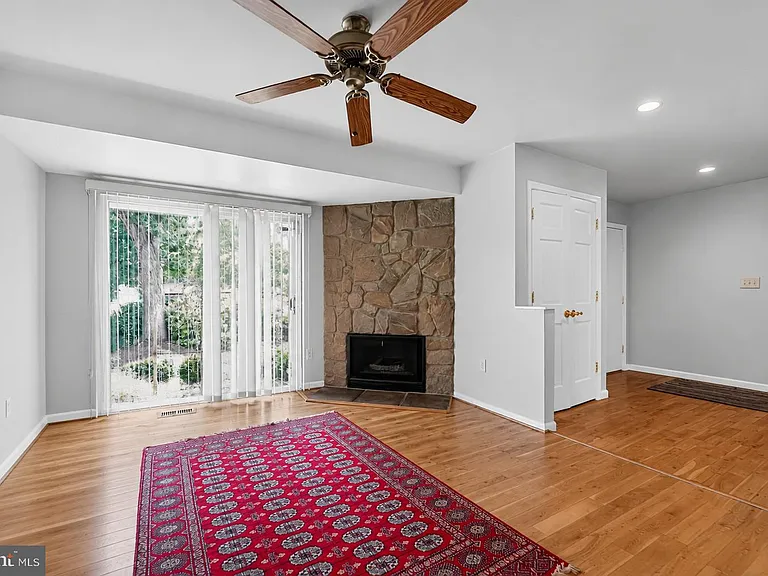 5607 Vantage Point Rd — Photo 3