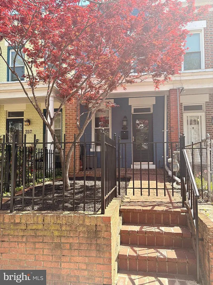 255 14th Pl NE photo 1