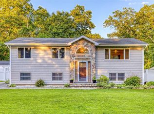 19 Newcomb Trl, Ridge, NY 11961