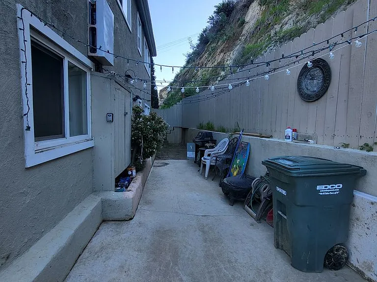 Reynard Canyon Apartments — Photo 31