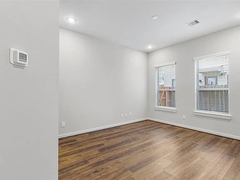 604 Thornton Oaks Ln #B — Photo 3
