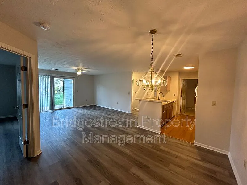 2 bed, 2.0 bath, 1077 sqft, $1,495 — Photo 2