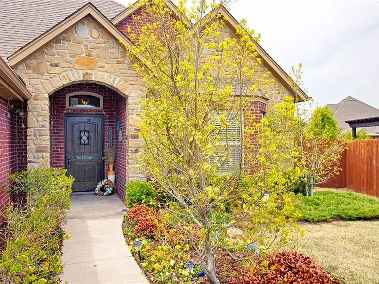13609 Gentry Dr — Photo 2