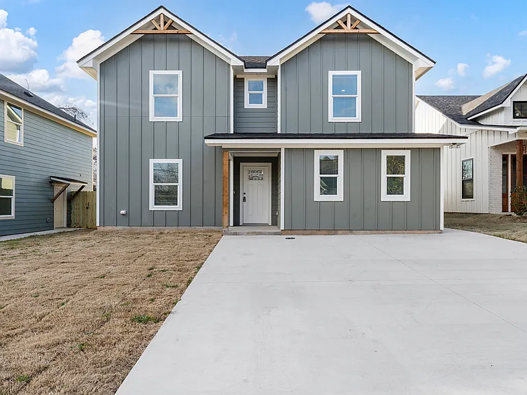 1905 Sanger Ave — Photo 1
