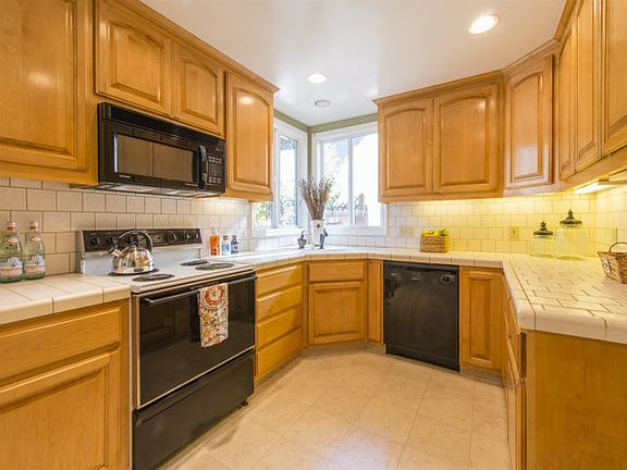4th image of 1118 Villa Ave