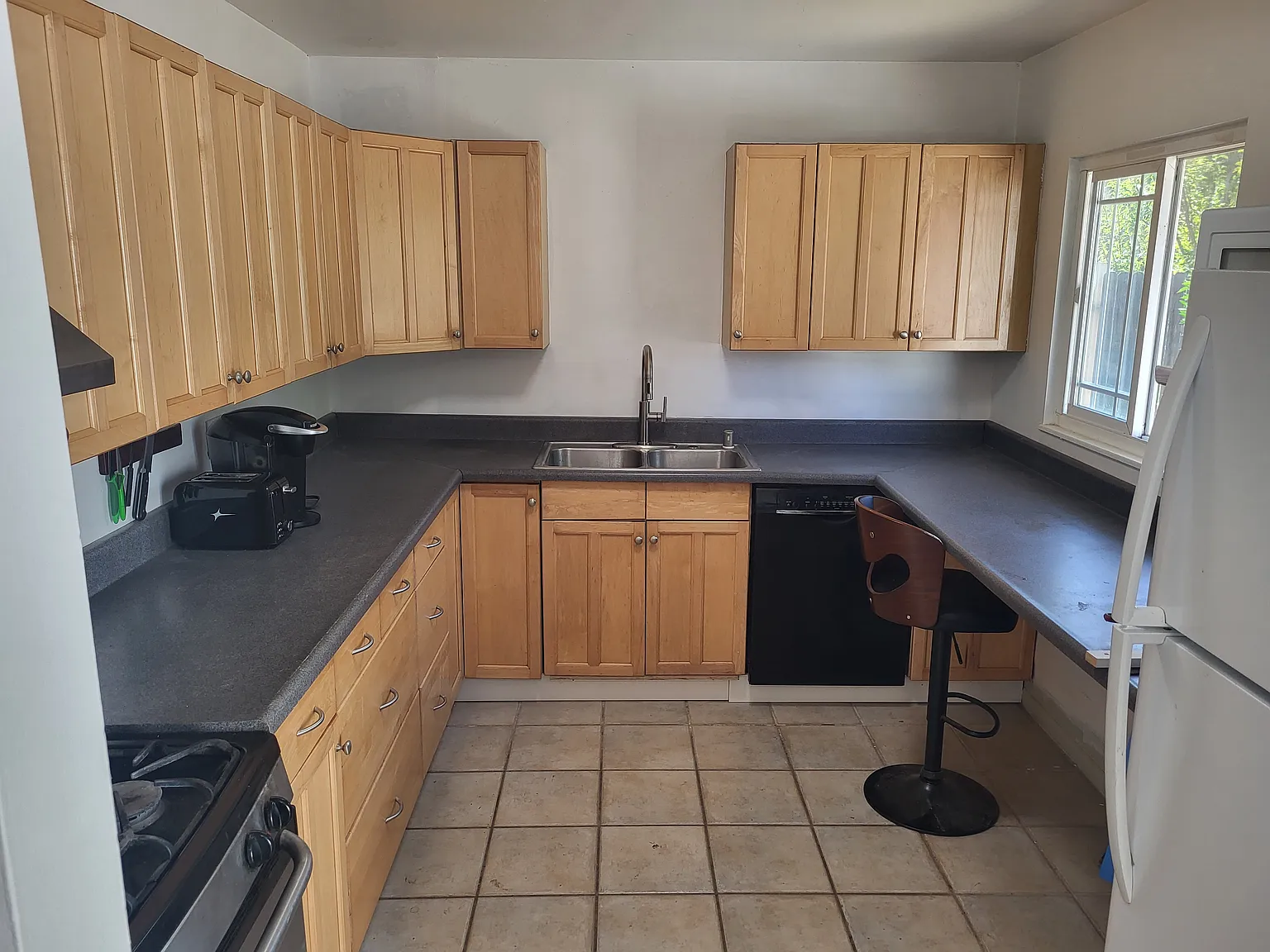 4 bed, 1003 sqft, $4,495 — Photo 2