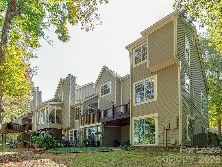9006 Saint Thomas Ln — Photo 47