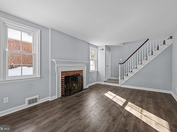 3rd image of 32 N Stuyvesant Dr