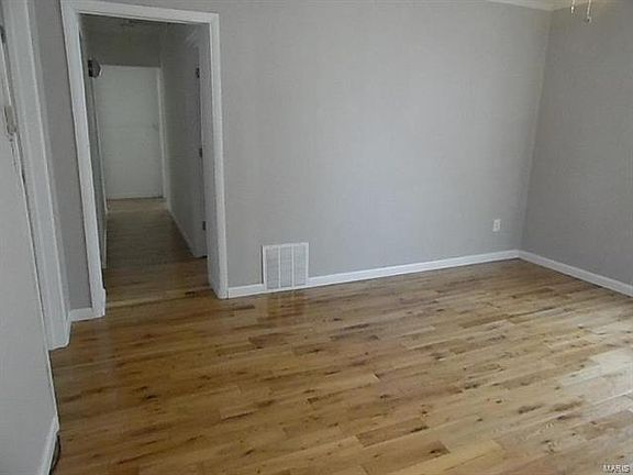 3rd image of 1118 Prickett Ave