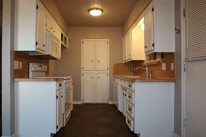 913 Springhill Dr — Photo 1