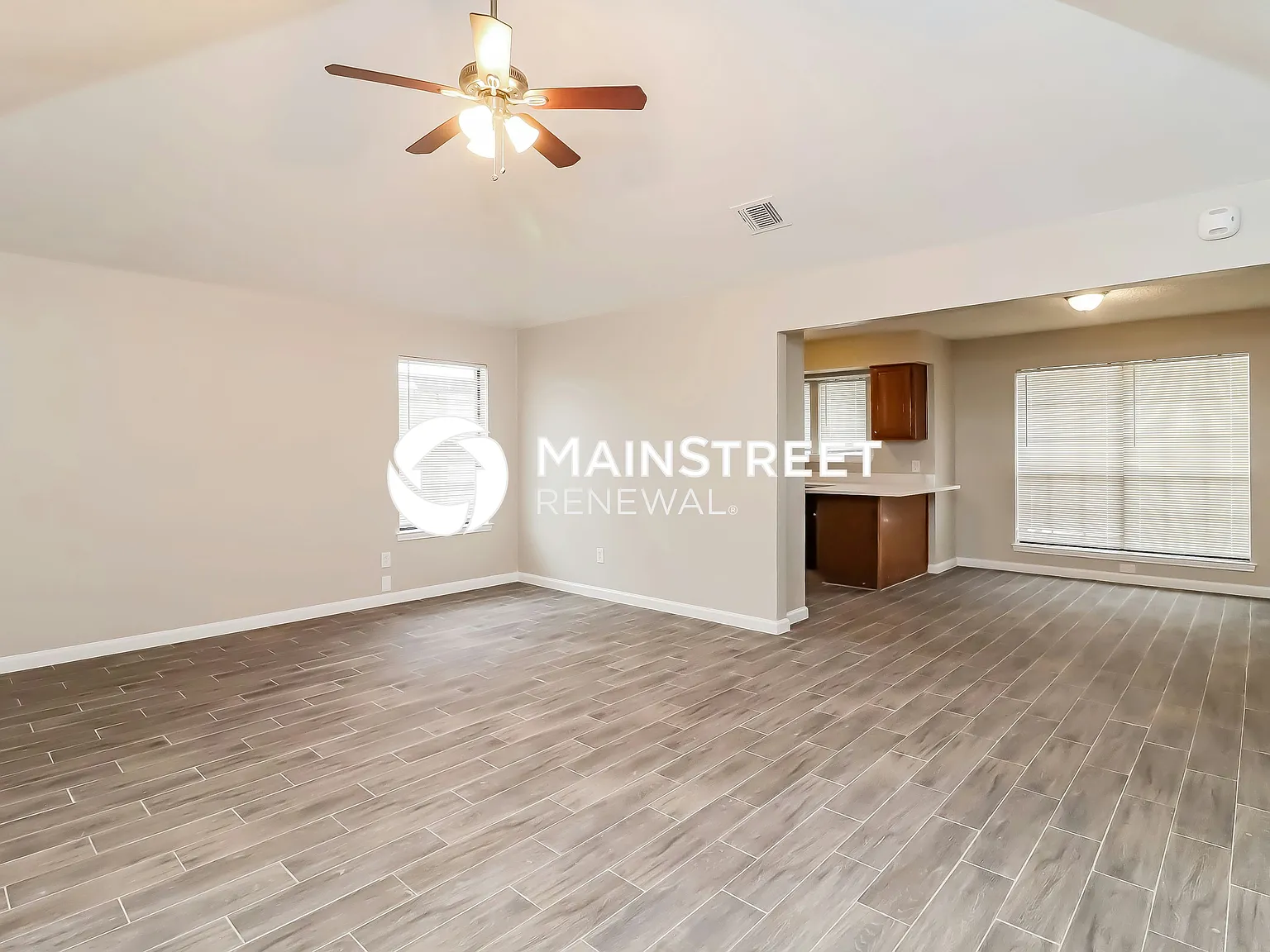 1104 Chapel Hill Dr — Photo 2