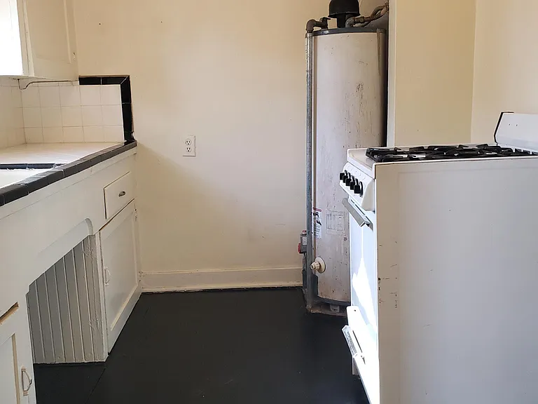 246 E University Blvd — Photo 10