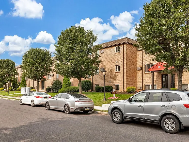 Pear Tree Court Apartments — Photo 14