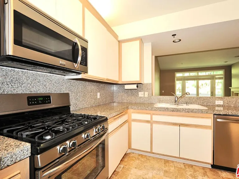 2222 N Beachwood Dr #302 — Photo 7