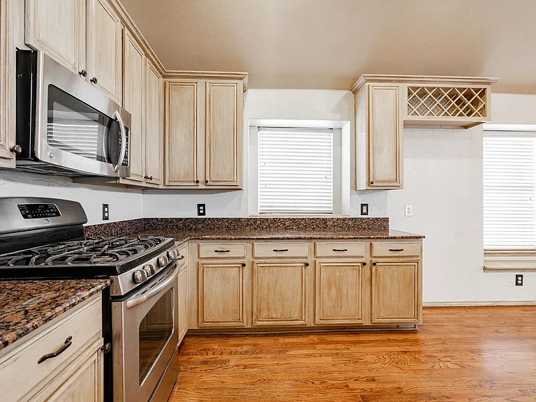 1875 Crestlake Dr — Photo 10