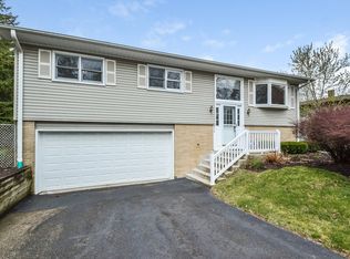 976 Estes St, Gurnee, IL 60031