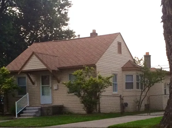 22211 Lange St, Saint Clair Shores, MI 48080