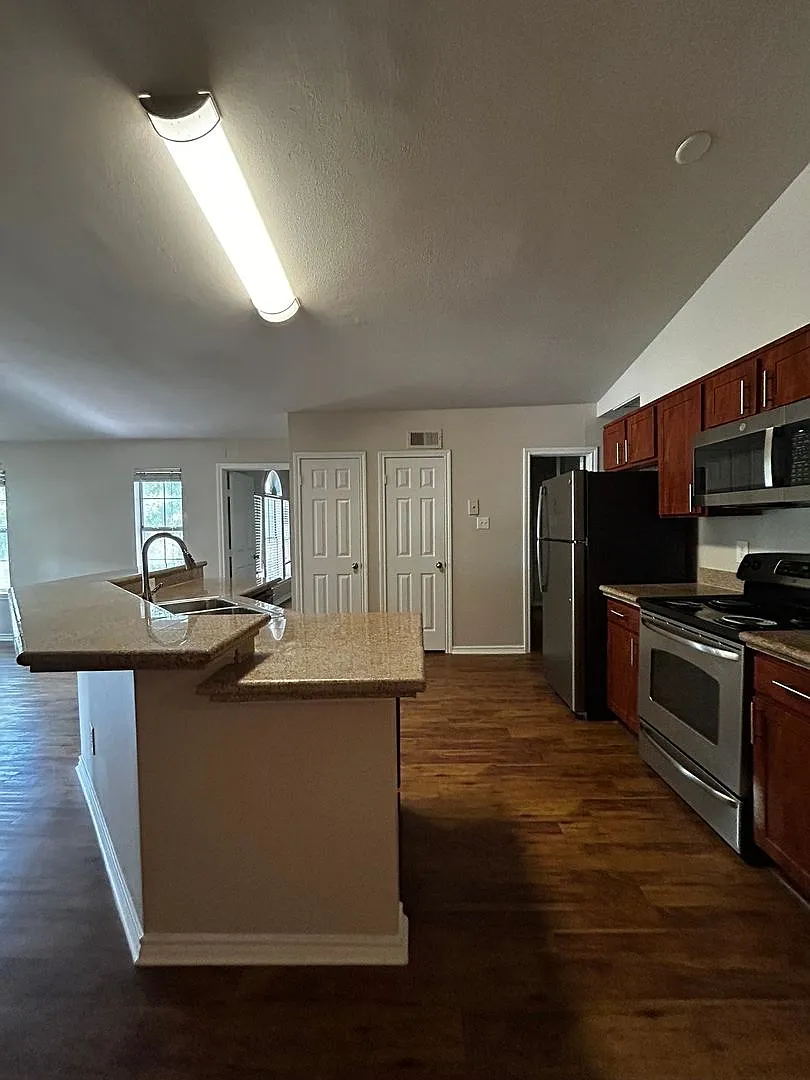Spacious 2 Bedroom Condo in the NW Hills — Photo 4