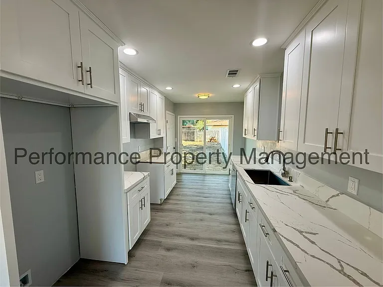 3720 Apache Ave — Photo 4