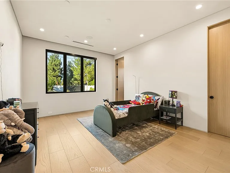 22924 Erwin St — Photo 40