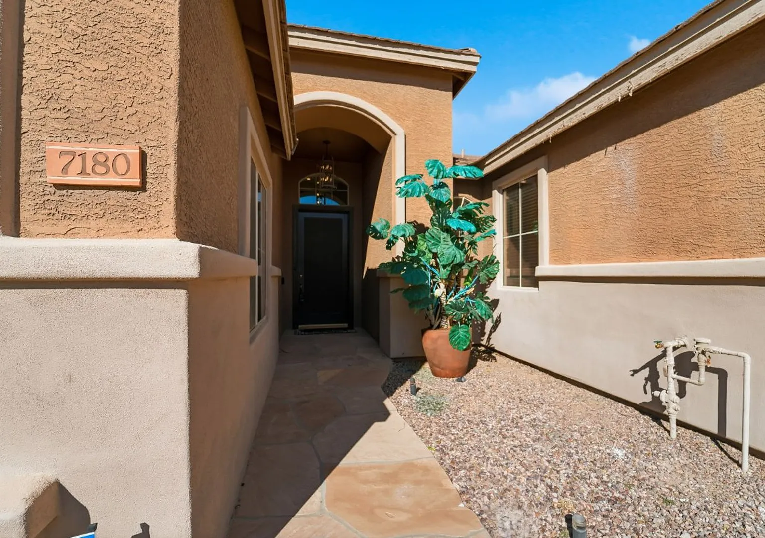 Beautiful Single-Level Home with Private Pool Prime Arrowhead Location! — Photo 4