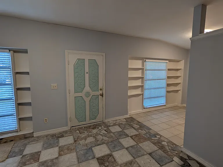 2132 Riviera Dr — Photo 5