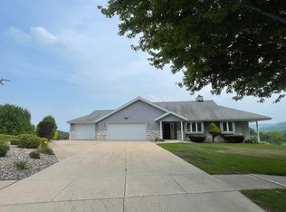 195 Eagles Bluff Rd, La Crescent, MN 55947