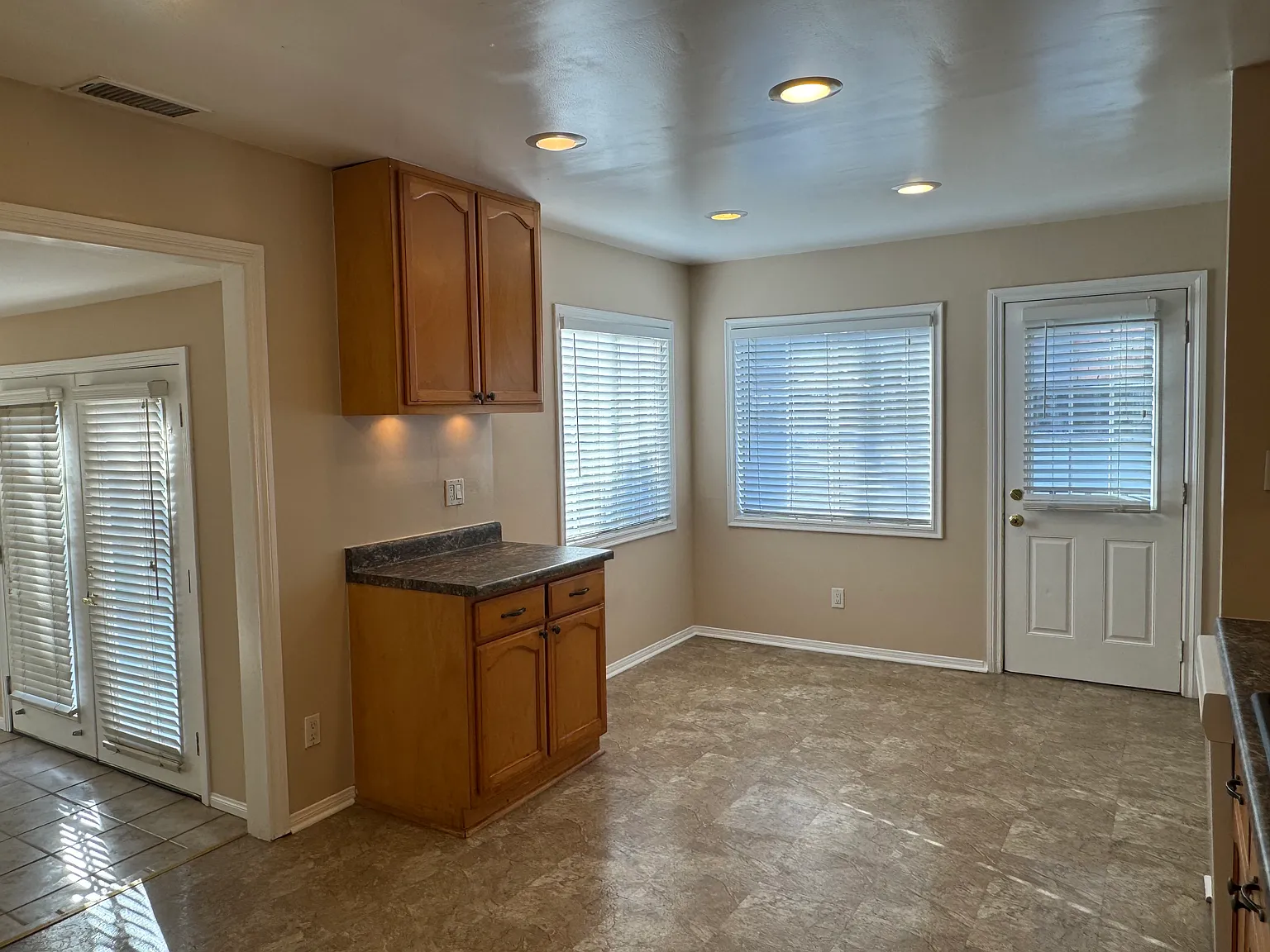3 bed, 1300 sqft, $5,300 — Photo 3