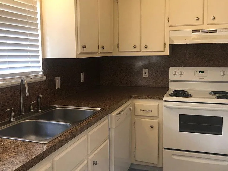 1702 N Moody St — Photo 4