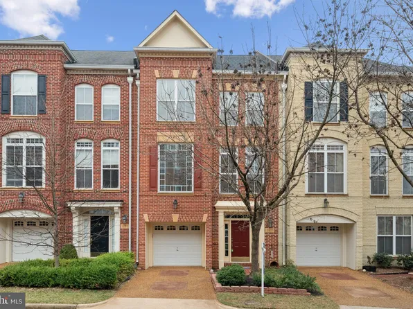 240 Medlock Ln, Alexandria, VA 22304