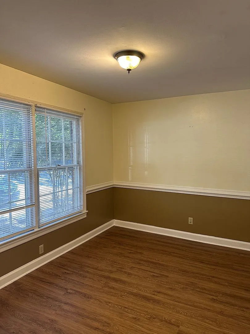 Spacious Townhome! 2 bedroom/2 1/2 bath . — Photo 4
