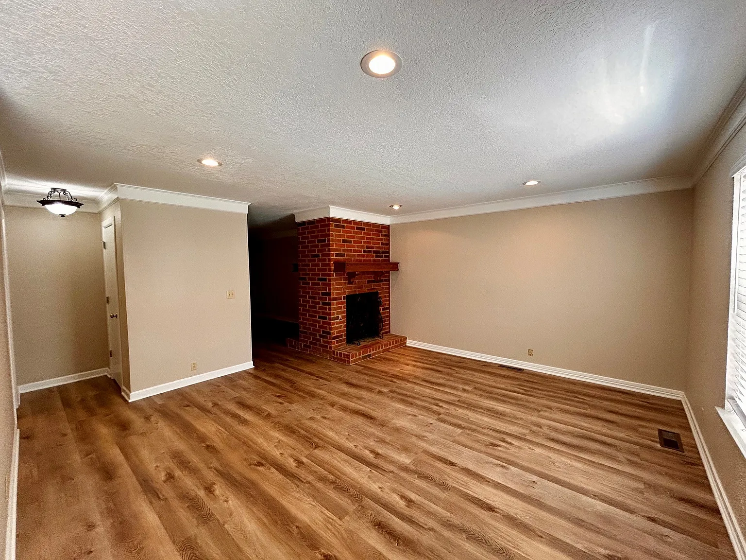 2 bed, 1982 sqft, $1,550 — Photo 2