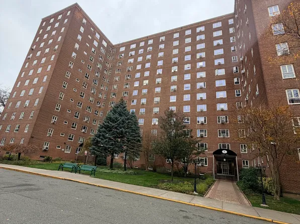 185-15 64th Avenue image 3 of 10