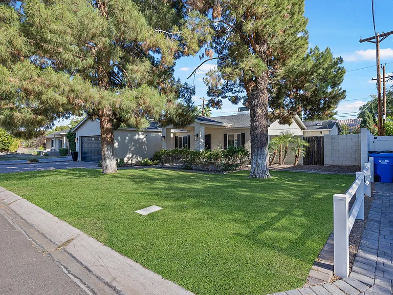 3247 E Roma Ave — Photo 2
