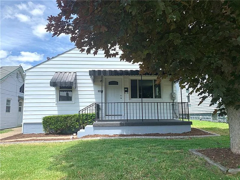 2415 W Irwin St photo 1