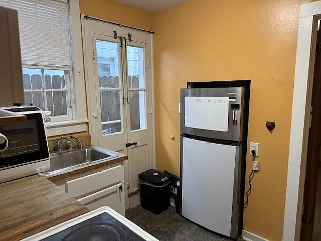 1033 Marengo St — Photo 8