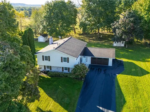 44 Round Trail Dr, Pittsford, NY 14534