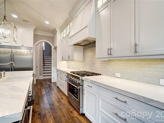3rd image of 4817 Parview Dr