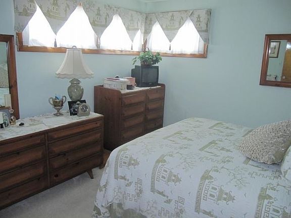 3rd image of 107 Mosher Dr