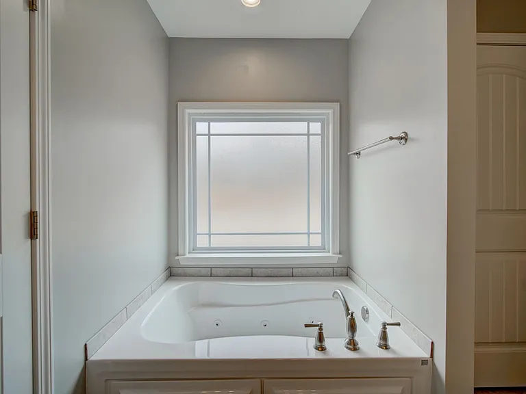 732 Shelburne Ln — Photo 28