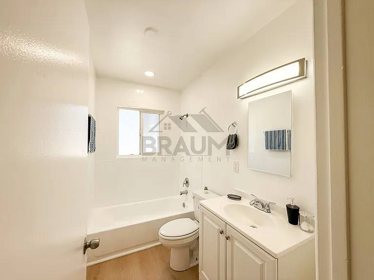 13129 OXNARD ST. — Photo 50