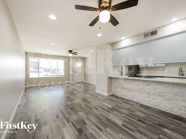 7208 W Montebello Ave — Photo 4