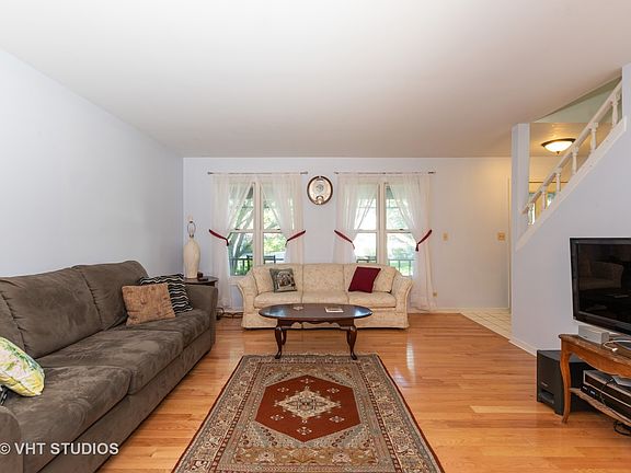 2nd image of 922 Victoria Dr
