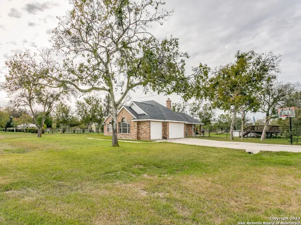171 Red Oak Trail, Marion, TX 78124