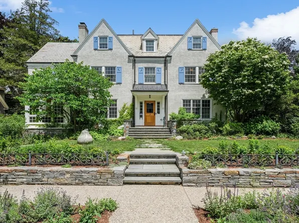 15 Hubbard Park Rd, Cambridge, MA 02138