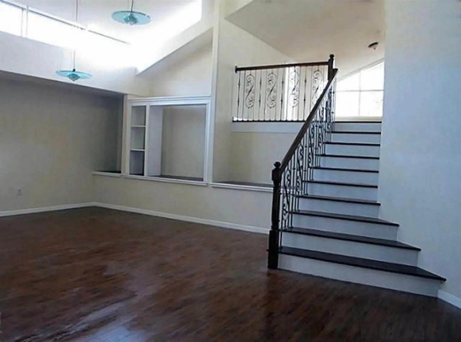5 bed, 4052 sqft, $2,695 — Photo 1